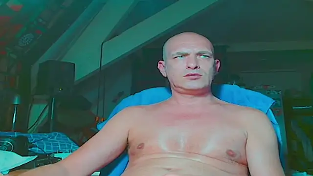 maxhard77 online show from May 31, 2026, 10:33 pm