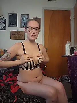 Izzy Hellbourne online show from June 1, 2026, 5:58 pm