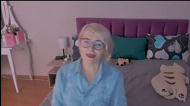 sabrinamacmarren online show from January 28, 2025, 12:00 pm