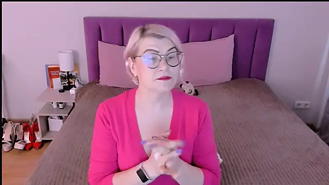 sabrinamacmarren online show from November 28, 2025, 7:55 am