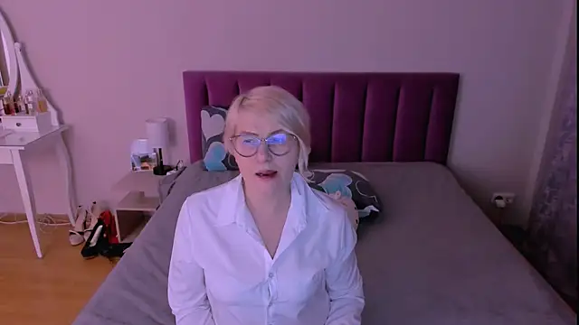 sabrinamacmarren online show from February 8, 2026, 8:34 pm