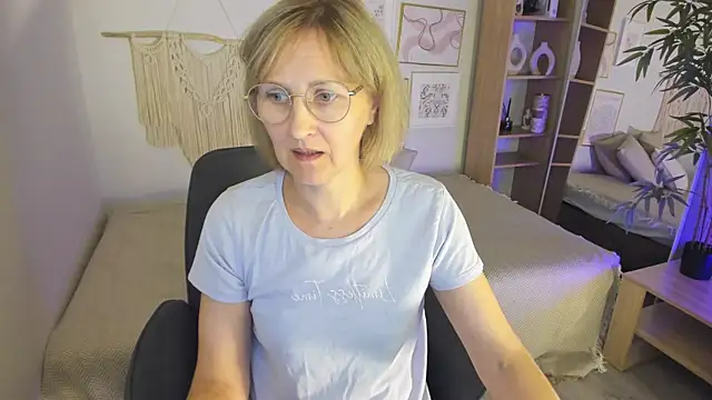 Paris Cherry online show from September 17, 2025, 8:10 pm