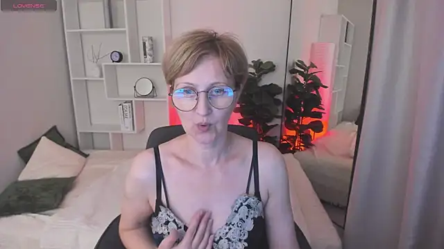 Paris Cherry online show from June 7, 2026, 4:49 am