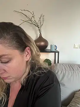 Snapshot of Anna_Alexa chatting on December 10, 2024, 1:00 pm Anna Alexa online show from December 10, 2024, 1:00 pm