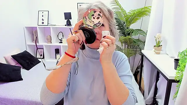 EvelynJoyful online show from December 1, 2025, 5:12 am