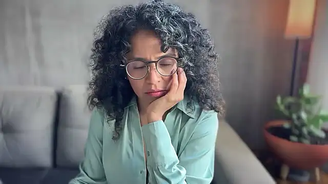 Snapshot of illaroom chatting on October 6, 2025, 8:17 pm illaroom online show from October 6, 2025, 8:17 pm