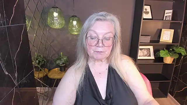 NataliMellow online show from May 11, 2026, 4:04 pm