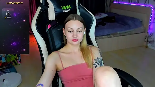 BiMolly online show from November 8, 2025, 8:07 pm