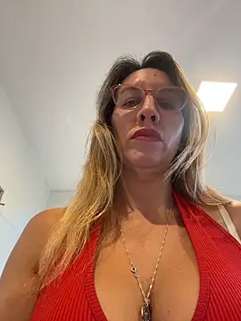 Snapshot of Gatitacarlita chatting on March 3, 2026, 10:32 am Gatitacarlita online show from March 3, 2026, 10:32 am