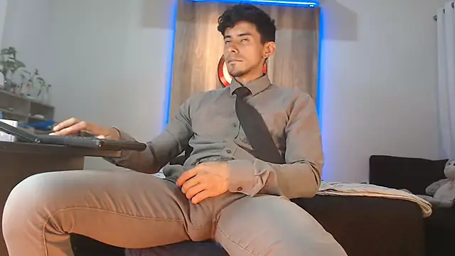 Andrew 4  online show from October 25, 2025, 4:31 am