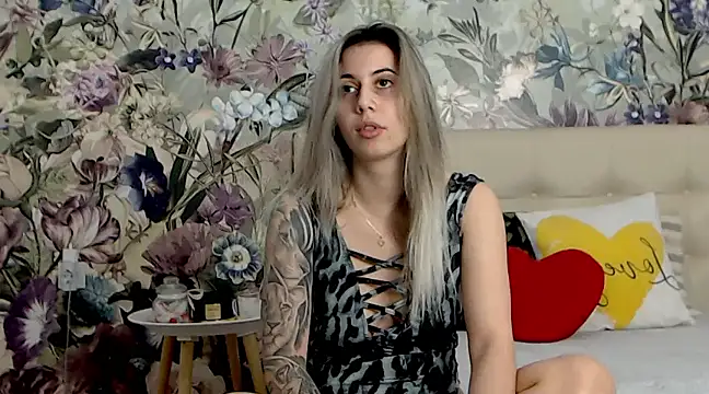 RoseDiamond06 online show from February 5, 2025, 2:05 pm