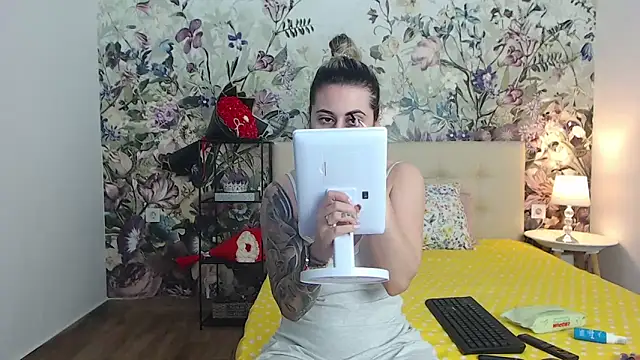 Snapshot of RoseDiamond06 chatting on May 11, 2026, 5:35 am RoseDiamond06 online show from May 11, 2026, 5:35 am