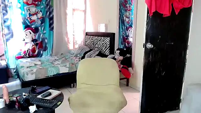 Sashaferrari2000 online show from November 3, 2025, 3:24 pm