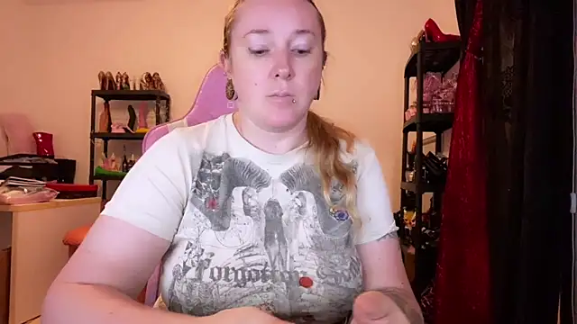 kisicaxx online show from October 29, 2025, 5:58 pm