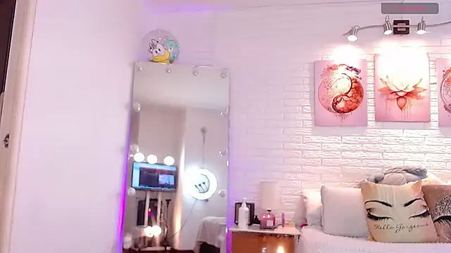 hollythomson online show from March 2, 2026, 5:42 pm