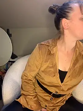 MissGirly online show from September 30, 2025, 7:35 am