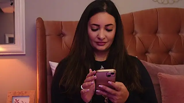 YaaraCollins online show from October 18, 2025, 7:03 pm