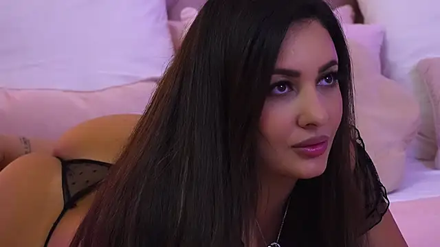 YaaraCollins online show from November 6, 2025, 7:59 pm