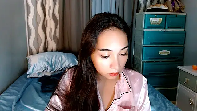 Snapshot of SweetLilly_18 chatting on June 17, 2026, 5:32 am SweetLilly 18 online show from June 17, 2026, 5:32 am