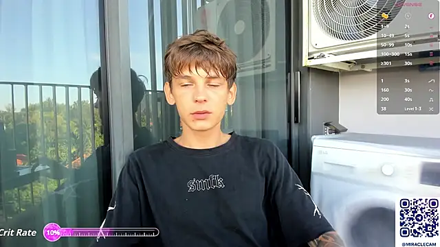 Snapshot of MiracleCam chatting on October 13, 2025, 12:32 am MiracleCam online show from October 13, 2025, 12:32 am