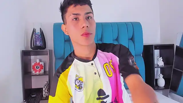 Snapshot of AlanNaughty chatting on January 5, 2025, 9:03 pm AlanNaughty online show from January 5, 2025, 9:03 pm