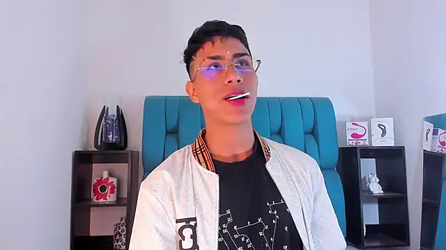 Snapshot of AlanNaughty chatting on January 19, 2025, 12:49 am AlanNaughty online show from January 19, 2025, 12:49 am