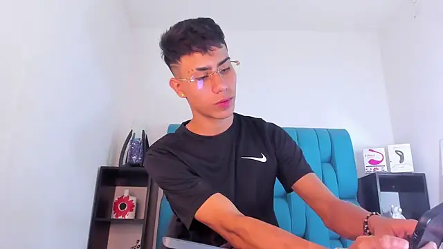 Snapshot of AlanNaughty chatting on January 19, 2025, 2:06 pm AlanNaughty online show from January 19, 2025, 2:06 pm