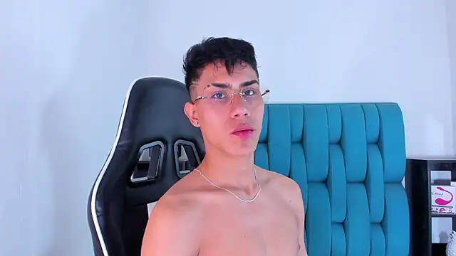 Snapshot of AlanNaughty chatting on February 8, 2025, 4:57 am AlanNaughty online show from February 8, 2025, 4:57 am