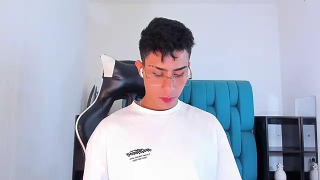 Snapshot of AlanNaughty chatting on February 18, 2025, 10:47 pm AlanNaughty online show from February 18, 2025, 10:47 pm