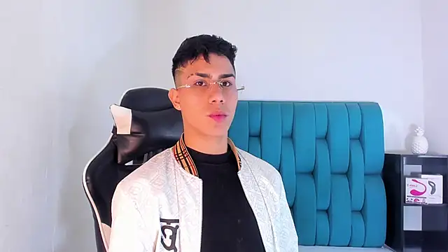 Snapshot of AlanNaughty chatting on March 7, 2025, 8:33 pm AlanNaughty online show from March 7, 2025, 8:33 pm