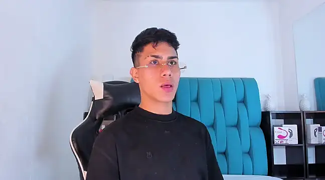 Snapshot of AlanNaughty chatting on March 13, 2025, 10:32 pm AlanNaughty online show from March 13, 2025, 10:32 pm