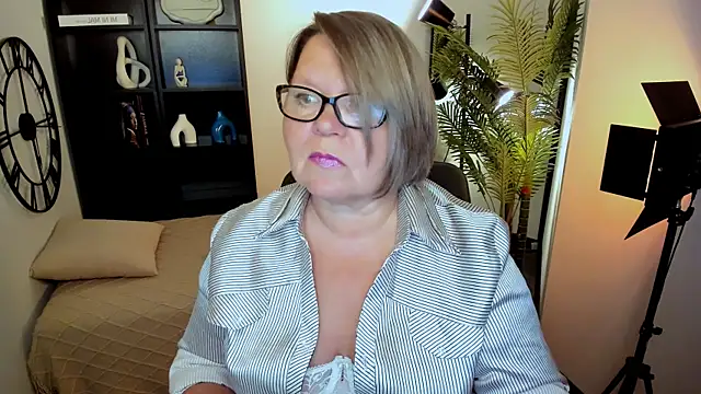 Snapshot of Shannonshine chatting on July 17, 2026, 1:18 pm Shannonshine online show from July 17, 2026, 1:18 pm