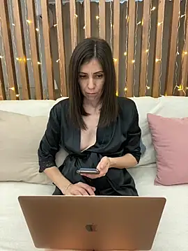 Snapshot of HotyWinter chatting on February 19, 2025, 1:17 pm HotyWinter online show from February 19, 2025, 1:17 pm