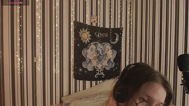  Hanna Moon  online show from October 7, 2025, 6:27 pm