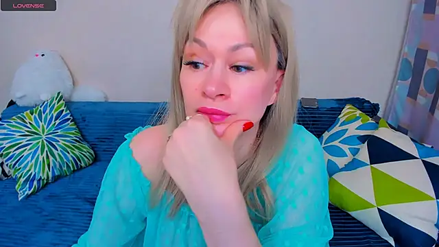 EllenMoore online show from March 24, 2026, 3:33 am