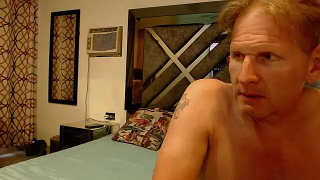 Snapshot of carlosbangsstar chatting on December 14, 2024, 8:29 pm carlosbangsstar online show from December 14, 2024, 8:29 pm