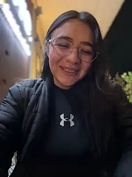 vaneelee online show from April 10, 2026, 3:23 am