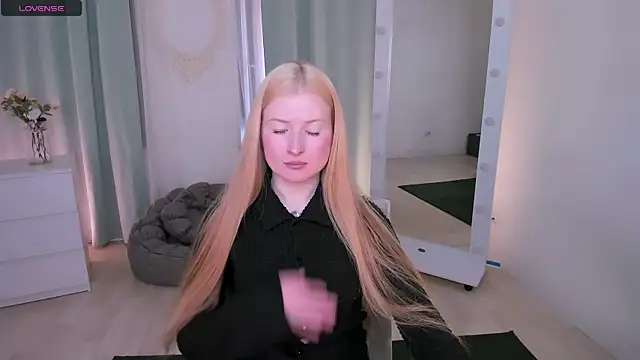 Laly Peach online show from March 29, 2026, 11:54 am