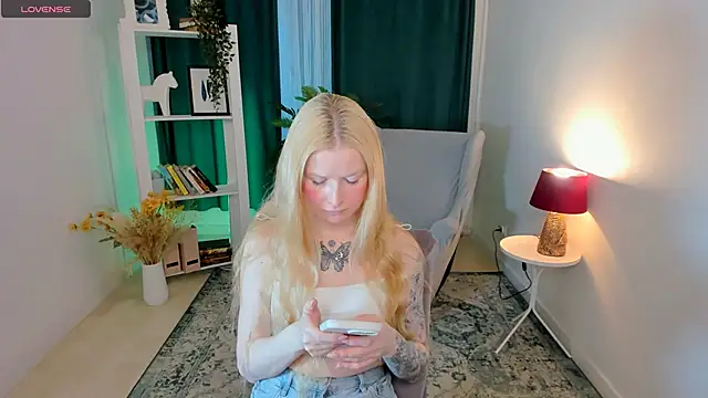 Laly Peach online show from April 30, 2026, 11:27 am