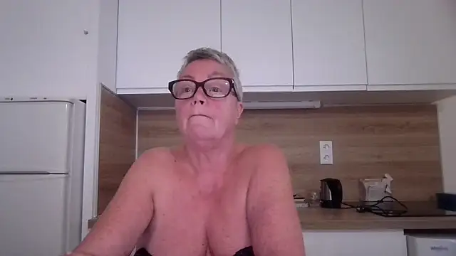 GrannyChrissy68 online show from September 21, 2025, 7:37 pm