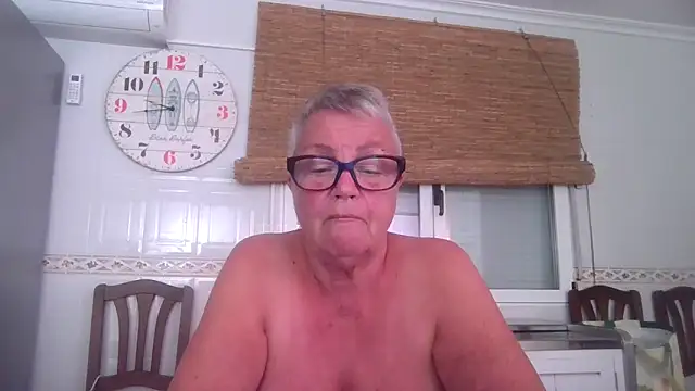 GrannyChrissy68 online show from October 29, 2025, 8:43 pm