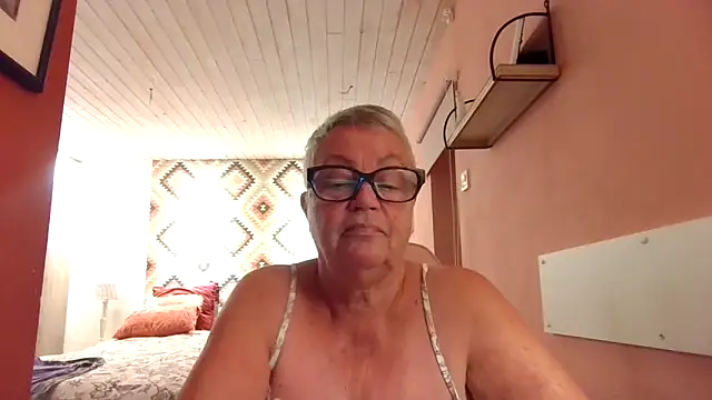 GrannyChrissy68 online show from November 12, 2025, 3:34 pm