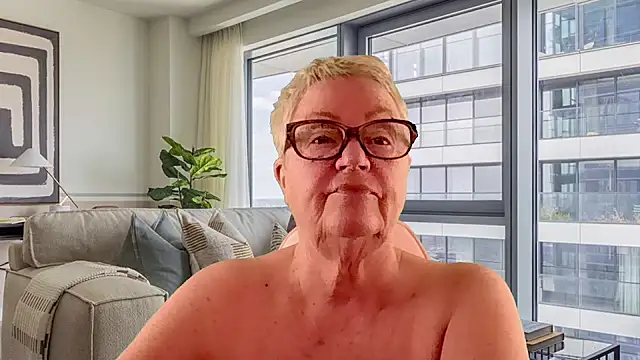 GrannyChrissy68 online show from April 6, 2026, 2:51 pm