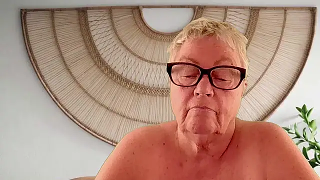 GrannyChrissy68 online show from April 13, 2026, 1:05 pm