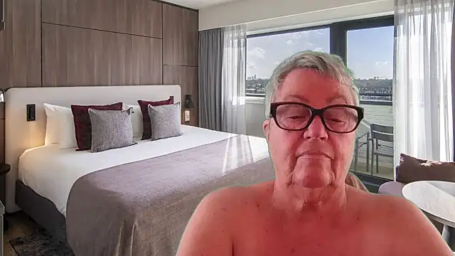 GrannyChrissy68 online show from May 20, 2026, 1:17 pm