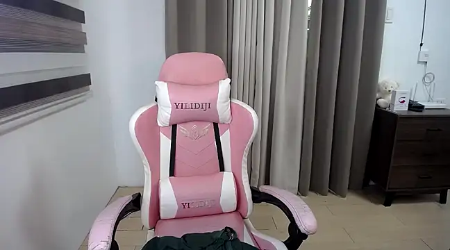 Bombshell Ashy online show from February 26, 2025, 11:59 pm