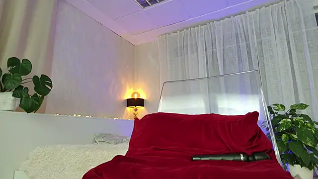 girl nextd00r online show from December 18, 2024, 11:34 am