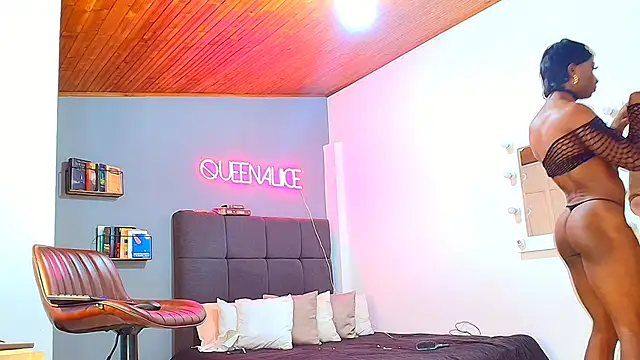 queenaliice online show from February 9, 2026, 7:18 pm