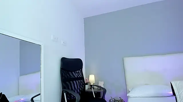 NataliaBuiles online show from September 11, 2025, 4:40 pm