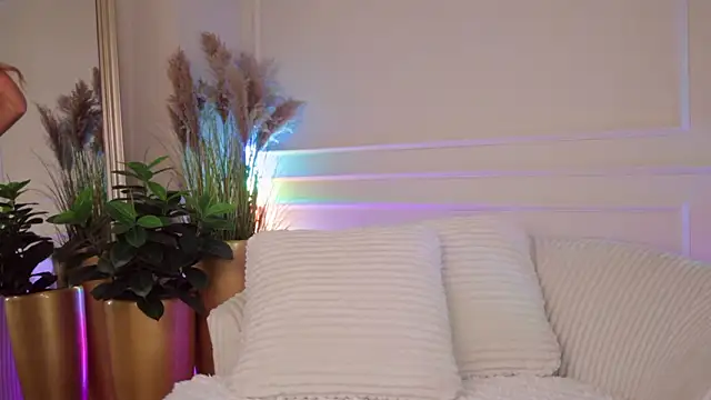 Rachel Quinn  online show from March 26, 2026, 4:51 am